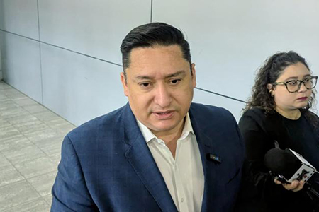 El diputado Alfredo Chávez Madrid pidió al exgobernador Javier Corral aclarar las acusaciones de peculado por más de 98 millones de pesos, y rechazó que su caso sea llevado a la justicia federal.