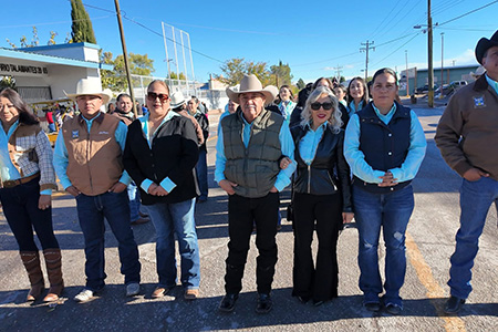 El alcalde Joel Loya Márquez encabezó el desfile por el 115 aniversario de la Revolución Mexicana en Janos, con amplia participación escolar y comunitaria.