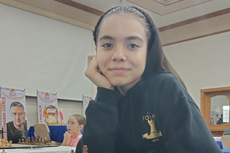 La joven ajedrecista Julieta González Ramírez, de Nuevo Casas Grandes, se coronó campeona Sub-13 en el Torneo Internacional de Ajedrez “Perla del Desierto 2025”