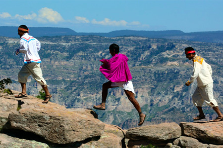 La vida rarámuri en las cuevas de la Sierra Tarahumara refleja su identidad espiritual y una relación profunda con la tierra y sus tradiciones ancestrales.