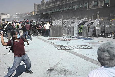 El movimiento MAGA en Estados Unidos utiliza las protestas contra Claudia Sheinbaum para impulsar la narrativa de una intervención militar en México, aprovechando la tensión política y la percepción de inestabilidad.