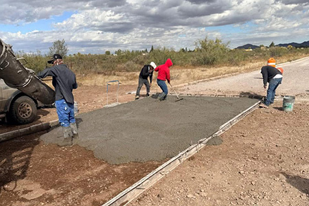La Presidencia Municipal de Janos inició el colado de concreto hidráulico en el tramo carretero de la Colonia Fernández Leal, mejorando la seguridad y uniformidad de la vialidad.