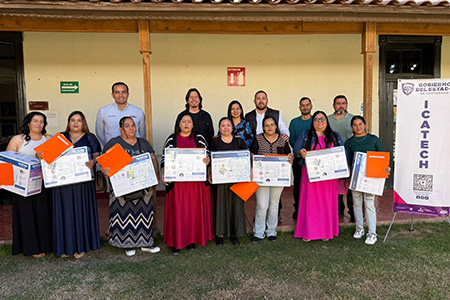 El alcalde Roberto Lucero Galaz encabezó la entrega de constancias del curso de Corte y Confección del ICATECH en Sección Enríquez, donde también obsequió máquinas de coser a las egresadas, reafirmando su compromiso con el desarrollo económico.