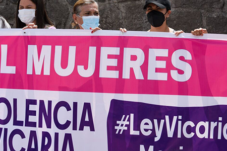 Ciudadana protestó en el Congreso de Chihuahua contra la iniciativa de violencia vicaria y pidió priorizar la reforma sobre alienación parental.