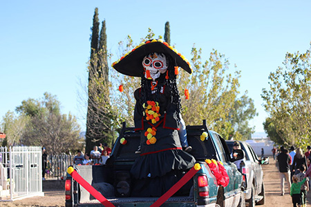 Nuevo Casas Grandes celebró su primer Concurso de Catrinas Gigantes con un desfile entre panteones, encabezado por la alcaldesa Edith Escárcega, fomentando la cultura y las tradiciones del Día de Muertos.