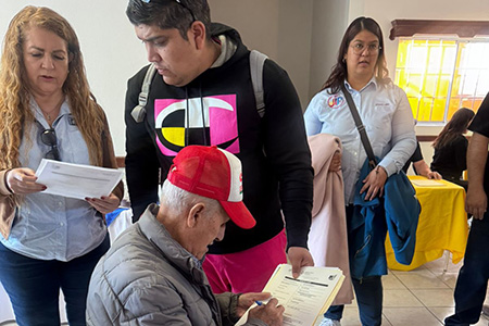 La presidenta municipal Edith Escárcega asistió a Ascensión para participar en la entrega regional de aparatos auditivos, beneficiando a 40 personas de Nuevo Casas Grandes.