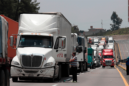 l FDC reportó la detención de un millón de tráileres en México, generando retrasos y riesgos de desabasto. La parálisis logística amenaza la economía nacional ante falta de acuerdos.