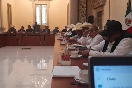 Productores ingresaron a Gobernación tras dos días de bloqueos y advirtieron que abandonarán el diálogo si el Ejército es usado para liberar carreteras; exigen replantear la Ley General de Aguas y apoyos reales al campo.