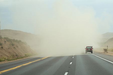 El SMN pronosticó rachas de viento de 40 a 60 km/h en Juárez, Casas Grandes, Janos, Madera y otras zonas del estado. Autoridades recomiendan precauciones al conducir y evitar actividades al aire libre por riesgo de objetos voladores.