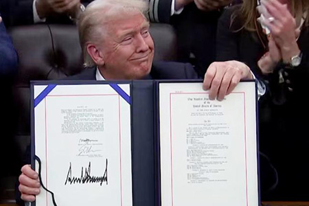 El presidente Donald Trump firmó la ley que pone fin al cierre más largo del gobierno de EU, tras 43 días de parálisis que afectaron a millones de ciudadanos y dejó a empleados federales sin salario.