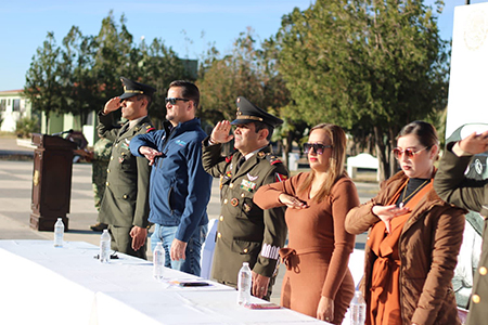 La presidenta Edith Escárcega encabezó la ceremonia de liberación de cartillas militares de la Clase 2006 en el 35 Batallón de Infantería de Nuevo Casas Grandes.