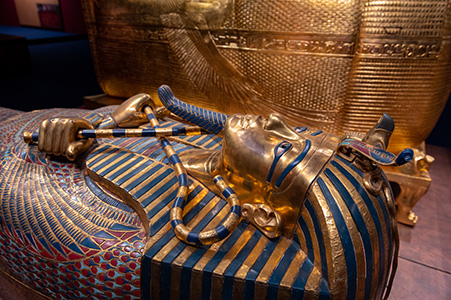 El 4 de noviembre de 1922, Howard Carter descubrió la tumba de Tutankamón en el Valle de los Reyes, Egipto. El hallazgo reveló tesoros inigualables y desató la famosa leyenda de la “maldición de la momia”.