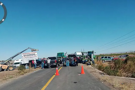 Productores y transportistas bloquean cinco carreteras en Chihuahua; la SICT pide seguir indicaciones ante cambios en la situación.