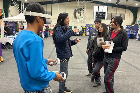 La UT Paquimé presentó su oferta académica en la Feria de Universidades de la Academia Juárez, en Casas Grandes, ante más de 500 estudiantes de preparatoria.