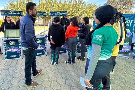 UT Paquimé participó en la Feria Vocacional del Cobach para presentar su oferta tecnológica e informar a jóvenes sobre opciones de estudio y oportunidades laborales.