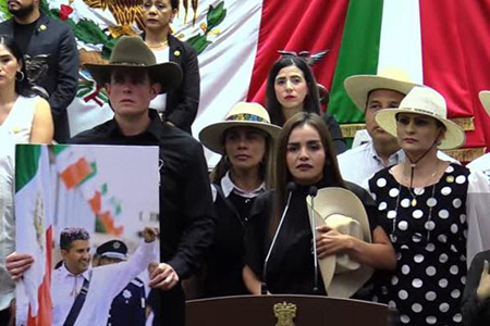 Grecia Quiroz, esposa del fallecido alcalde Carlos Manzo, asumió la presidencia municipal de Uruapan, Michoacán, tras ser propuesta por el Movimiento del Sombrero y respaldada por el cabildo.