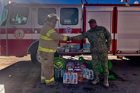 El 35 Batallón de Infantería entregó juguetes para la actividad Santa Bombero en Nuevo Casas Grandes, fortaleciendo acciones solidarias en Navidad.