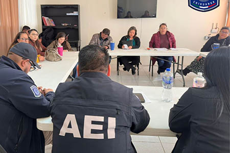 La AEI impartió una sesión informativa al personal docente de la primaria Ford 125 para fortalecer protocolos de seguridad y prevención dentro del plantel.