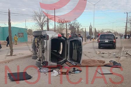 Dos jóvenes fallecieron en un accidente vial en el ejido Benito Juárez, municipio de Buenaventura, Chihuahua. Una camioneta GMC Terrain sin placas fue localizada en el cruce de 21 de Marzo y Pino Suárez. Autoridades investigan el hecho.