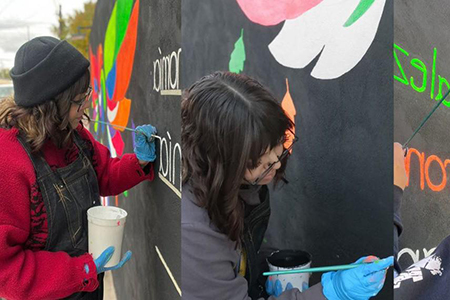 Estudiante de la UACJ Campus Nuevo Casas Grandes plasma la identidad cultural del municipio en un mural de alas que ya es atractivo del Pueblo Mágico.