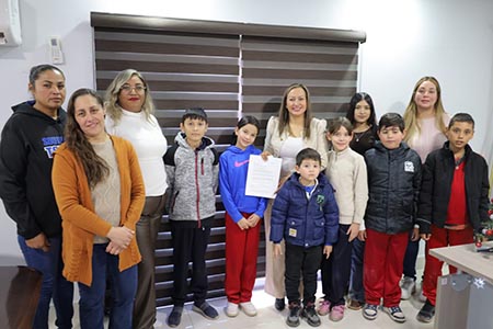 Alumnos de la Escuela Primaria Revolución solicitaron a la presidenta Edith Escárcega atender problemas de seguridad vial en el entorno del plantel.