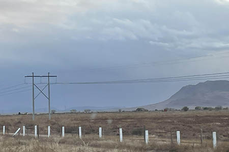 El frente frío 18 provocará bajas temperaturas, lluvias y vientos fuertes en Chihuahua, incluyendo heladas y posible nieve en zonas serranas, informó Protección Civil.