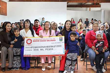 La alcaldesa Edith Escárcega entregó apoyos económicos a escuelas de preescolar y primaria para la realización de posadas navideñas.