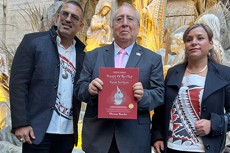 El nacimiento monumental creado por artistas de Mata Ortíz llegó al Vaticano como parte de la Navidad Mexicana 2025. Una obra de escala real que fusiona tradición cerámica y tecnología.