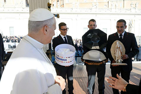 El Gobierno de Chihuahua obsequió al Papa León XIV una pieza de la Virgen intervenida por artistas de JMO, que representa la riqueza cultural y artística de Casas Grandes.