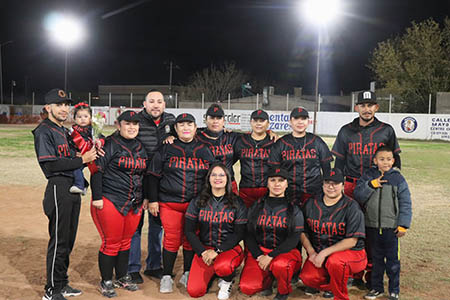 Con un emotivo reconocimiento a Laura Varela Valenzuela, arrancó la liga de softball femenil NCG–CG con participación de equipos educativos y respaldo municipal.
