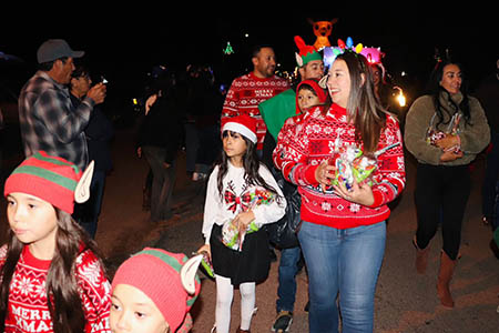 Colonia Juárez celebró su tradicional Desfile Navideño con la presencia del alcalde Roberto Lucero Galaz. Familias, escuelas e iglesias participaron en un recorrido lleno de color y espíritu festivo.