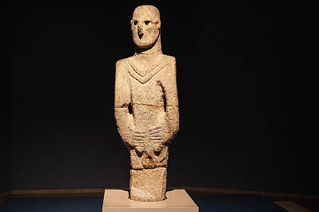 Una estatua humana de 12 000 años fue hallada dentro de un muro en Göbekli Tepe. El descubrimiento revela nuevas pistas sobre rituales neolíticos y simbolismo antiguo.