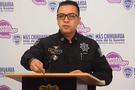 Una mujer fue detenida en Madera durante un operativo de la SSPE al portar un arma de fuego y 660 mil pesos en efectivo; aunque fue vinculada a proceso, enfrenta el caso en libertad.