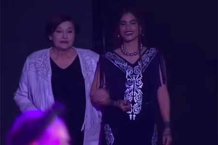 La modelo chihuahuense Emne Ordaz participó en el desfile Original en el Museo de Antropología, donde portó un traje tradicional rarámuri y honró sus raíces.