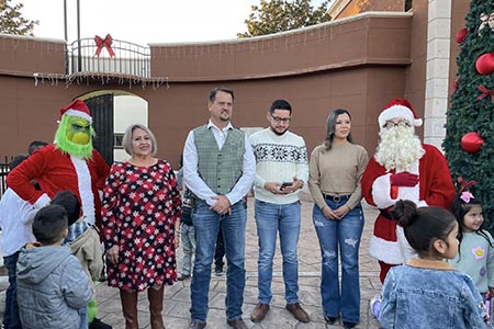 El alcalde Francis Leany encabezó el encendido del pino navideño frente a la Presidencia Municipal de Galeana, en un evento familiar lleno de alegría y tradición.