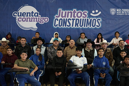 El Gobierno del Estado entregó más de 800 apoyos escolares en la Sierra Tarahumara mediante el programa Juntos Construimos, beneficiando a más de 40 planteles educativos.