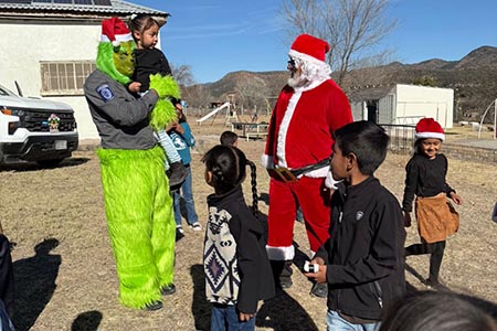 El Grupo GOECHI de la AEI Zona Noroeste realizó una posada navideña para estudiantes de kínder y primaria en el Ejido Altamirano, municipio de Janos.