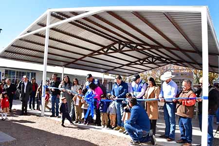 La SEyD inauguró una techumbre y entregó mobiliario a escuelas de Ascensión, beneficiando a más de mil 200 estudiantes.