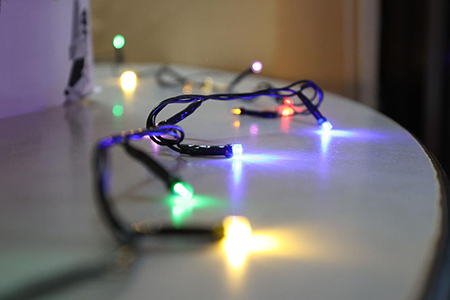 IMSS Chihuahua exhorta a extremar precauciones con luces navideñas para evitar cortos e incendios; recomienda revisar cables y evitar sobrecargas.