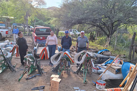 El Gobierno del Estado entregó 4.8 toneladas de maíz y frijol a 120 familias indígenas de Madera y otorgó herramientas agrícolas a 80 más.