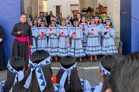 Maru Campos inauguró en el Vaticano la exposición de cien pesebres con un nacimiento rarámuri, marcando la primera participación de México en esta muestra.