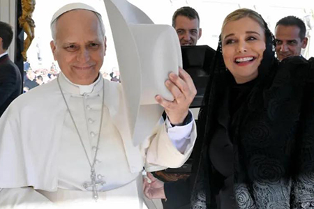 La gobernadora Maru Campos participó en una audiencia con el Papa León XIV e inauguró una muestra fotográfica sobre Chihuahua en la Via della Conciliazione.