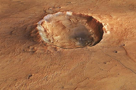 La NASA presentó imágenes del cráter mariposa en Marte, una formación detectada por la sonda Mars Express que destaca por su peculiar forma similar a unas alas.