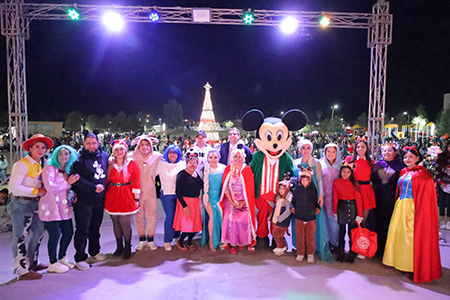 La presidenta Edith Escárcega encabezó el encendido del pino navideño en NCG, acompañado de un espectáculo artístico y la Gran Caravana Navideña.