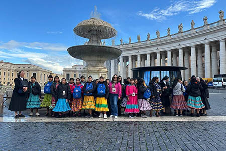 Niñas rarámuris de Carichí llevaron su música al Vaticano, interpretando cantos en su lengua y mostrando la riqueza cultural de Chihuahua y México.