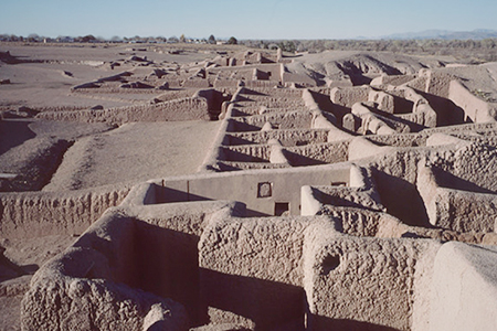Paquimé, construida en el siglo XIII, fue la mayor ciudad precolonial del desierto chihuahuense. Estudios revelan su importancia política, económica y ceremonial.