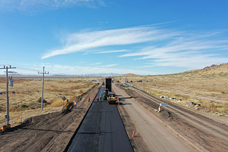 SICT Chihuahua utiliza un tren de repavimentación de última generación para modernizar carreteras del estado y mejorar la seguridad vial.