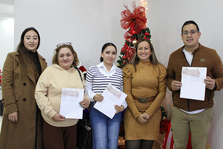 La alcaldesa Edith Escárcega entregó premios a las escuelas ganadoras del concurso Encendiendo un Sueño esta Navidad en Nuevo Casas Grandes.
