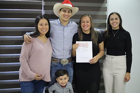 El Gobierno Municipal de Nuevo Casas Grandes premió a los ganadores del concurso de carros alegóricos de la Caravana Navideña, destacando la creatividad y el compromiso social de las empresas participantes.