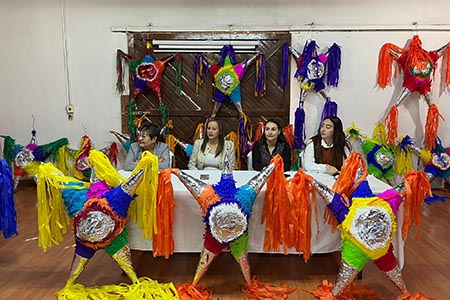 La presidenta municipal Edith Escárcega entregó piñatas navideñas a escuelas del municipio como apoyo a las posadas escolares y para fortalecer las tradiciones decembrinas.